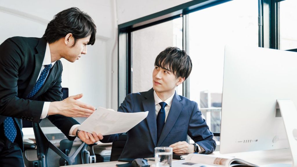 上司が部下を指導している画像