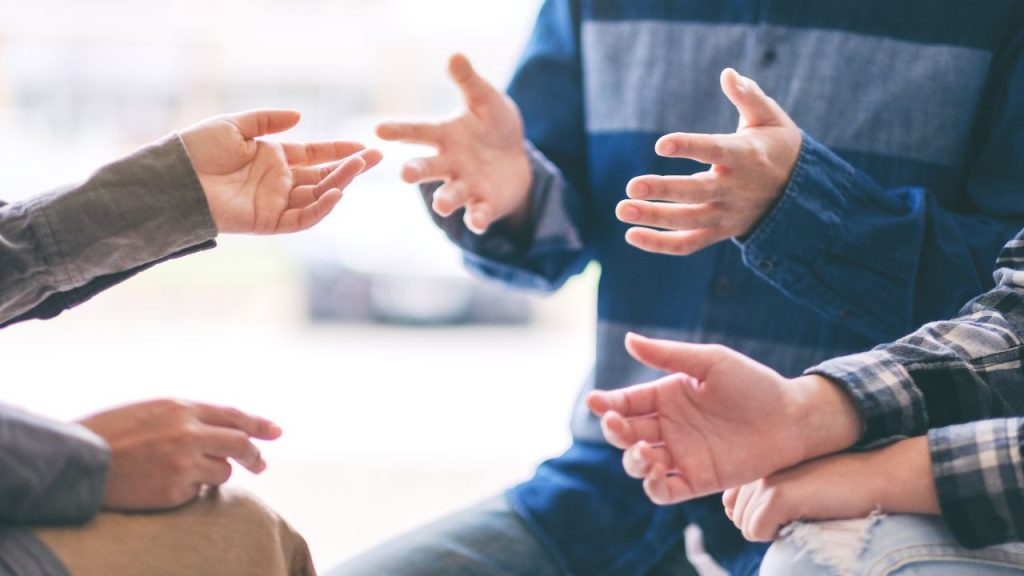 会話をしている人たち
