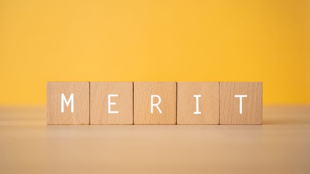 メリットと英語で書かれたブロック