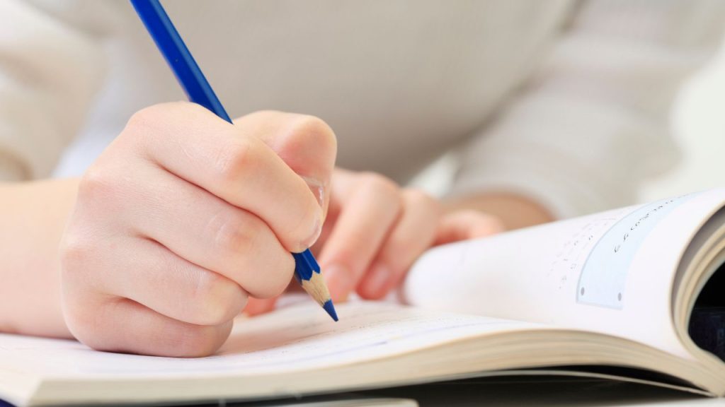 鉛筆を使って資格取得の勉強をする子供