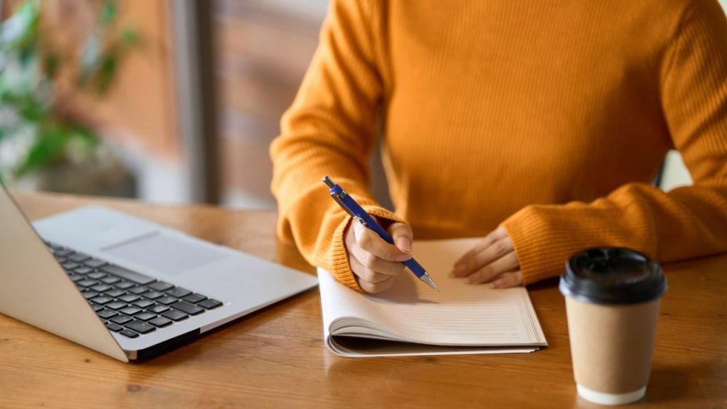 資格取得の勉強をする女性