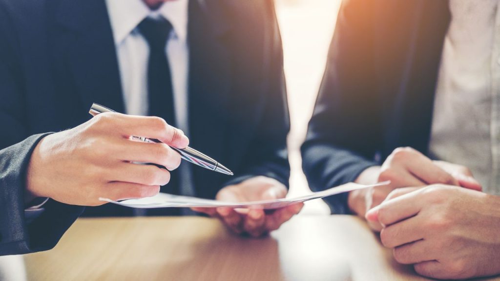 1on1ミーティングをする上司と部下