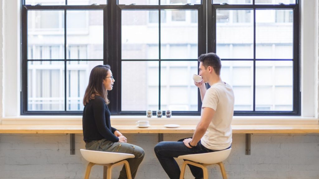 カフェでコーチングをする男女