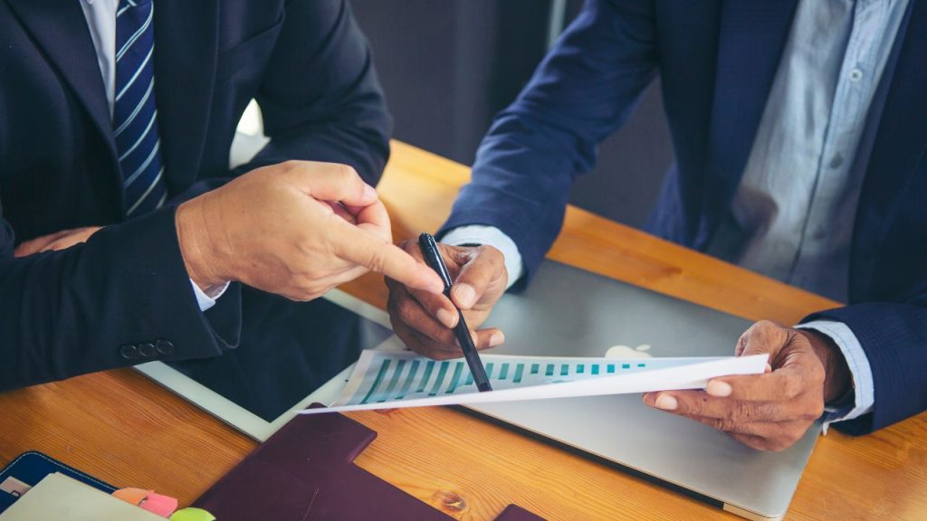 1on1ミーティングをするビジネスマン