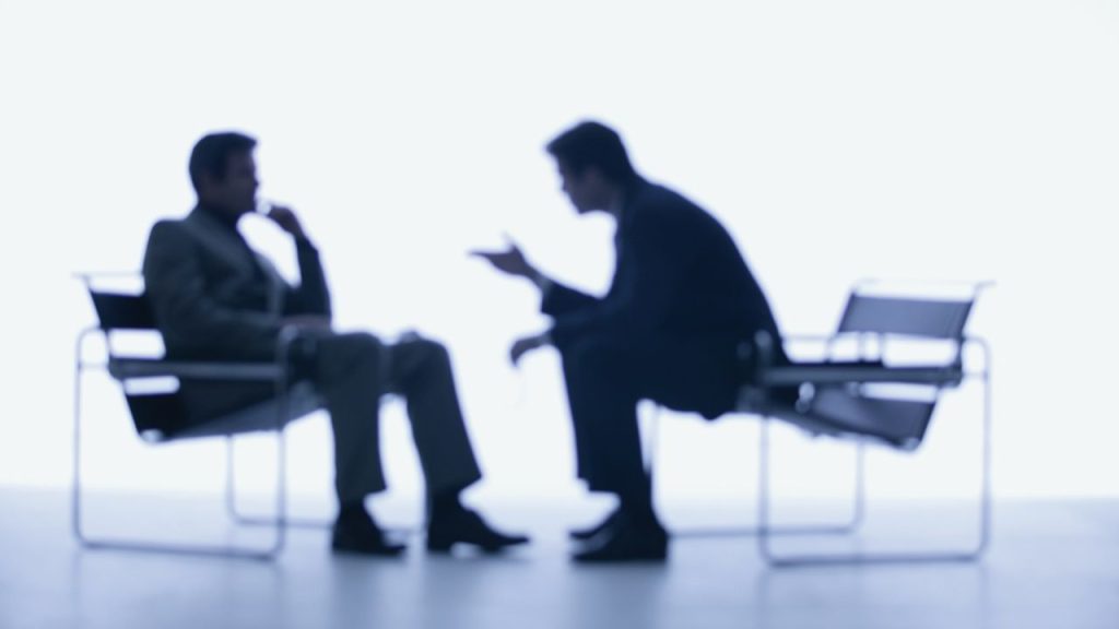 コーチングをしている男性二人