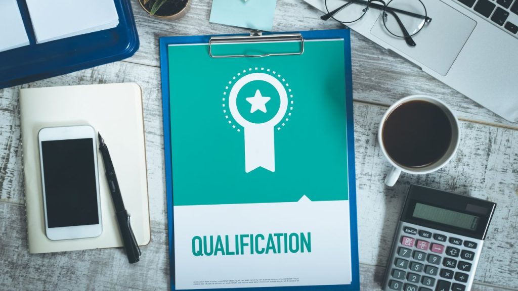 机に置かれた資格証明書