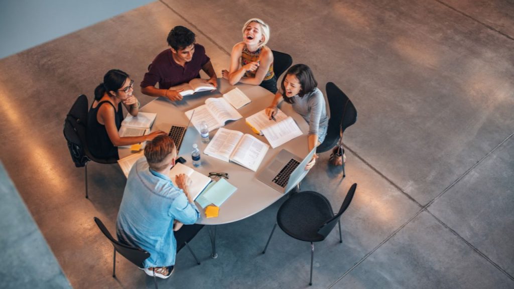 グループで話し合いをしている画像