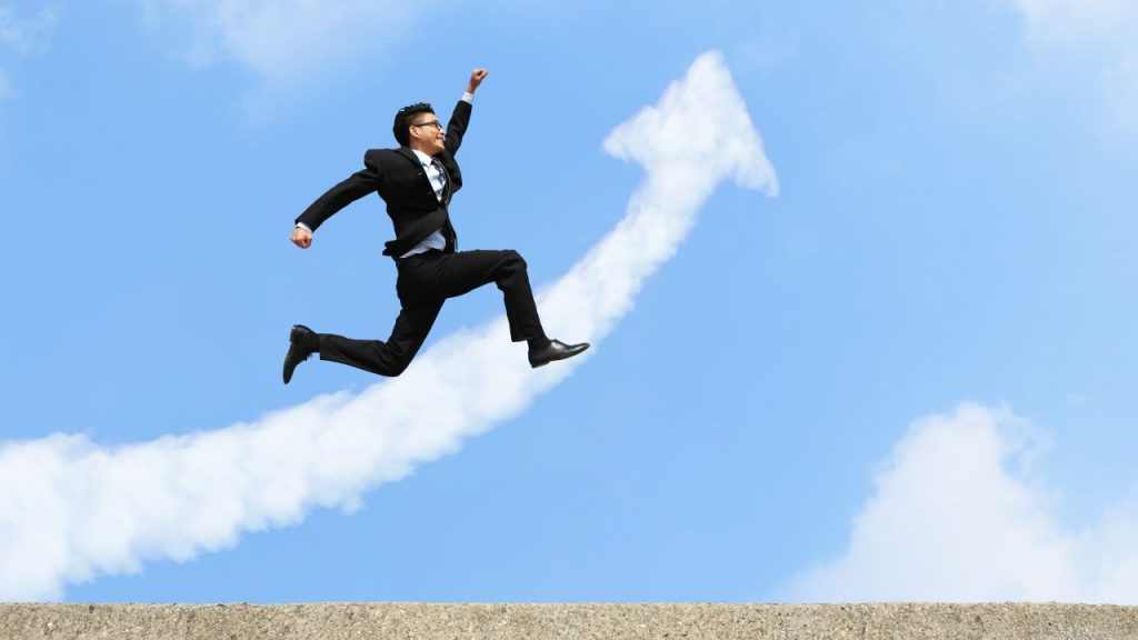 自己肯定感が高くて嬉しくなっている男性の画像