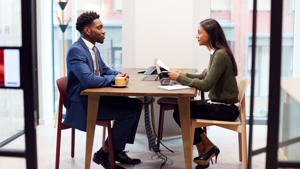 オフィスの会議室でコーチングをしている男女