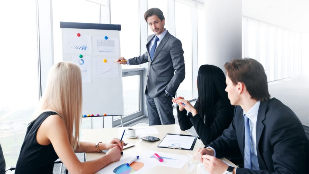 オフィスでミーティングをしている会社員たち