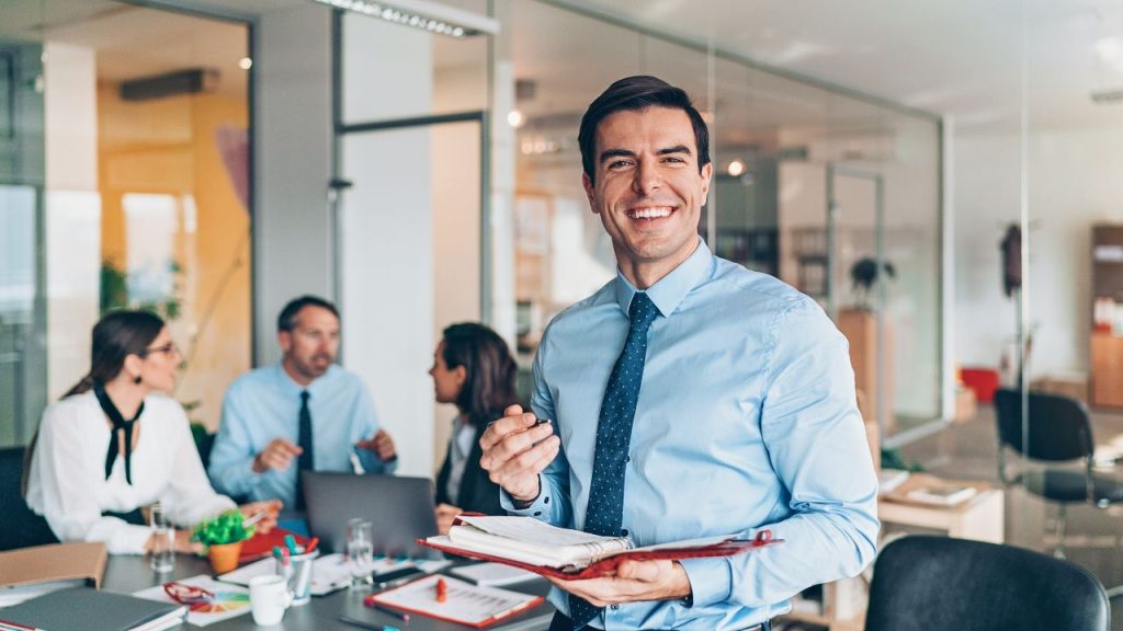 会社でメンバーを率いる50代のマネージャー