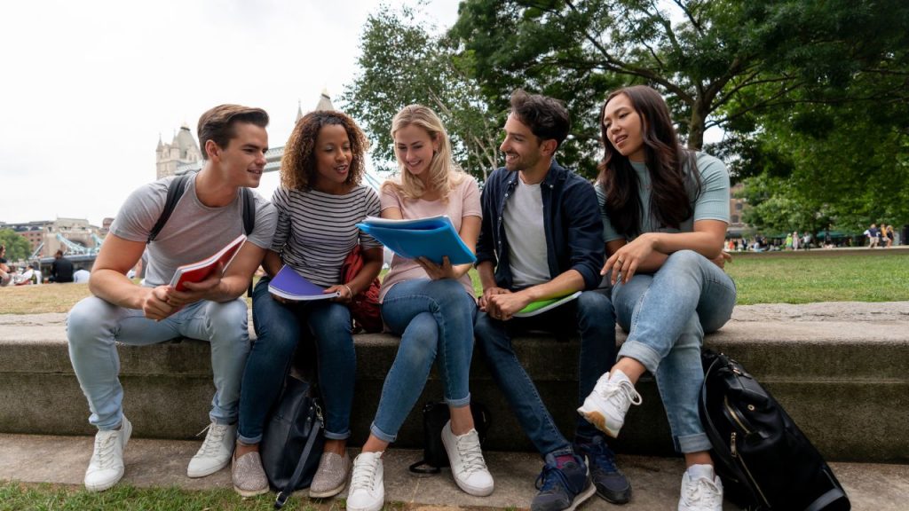 海外の大学のキャンパスで談笑をする男女