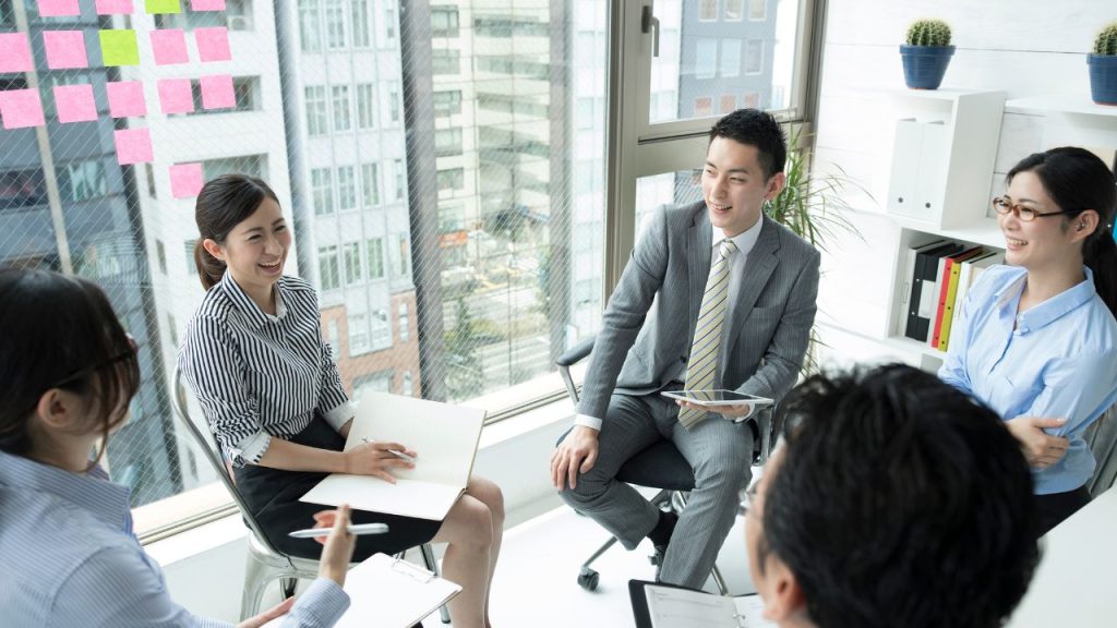 仲間と一緒に話し合いをしている人たち
