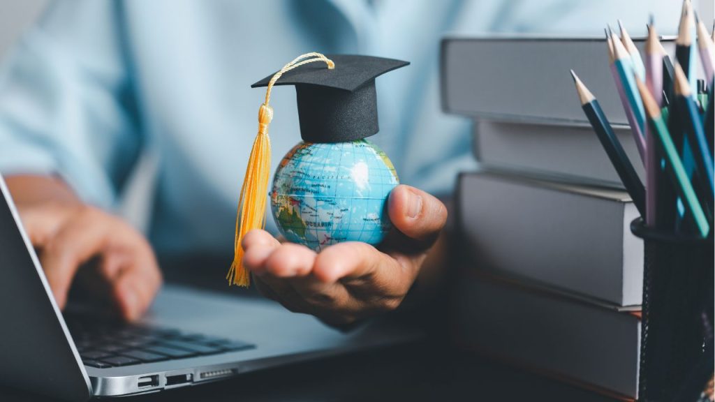 海外の大学に留学して勉強をしている人