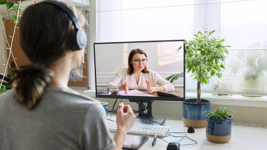 PCを使ってキャリアコーチングを提供している女性