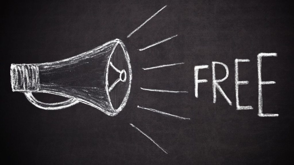 無料と黒板に英語で書かれたブロック