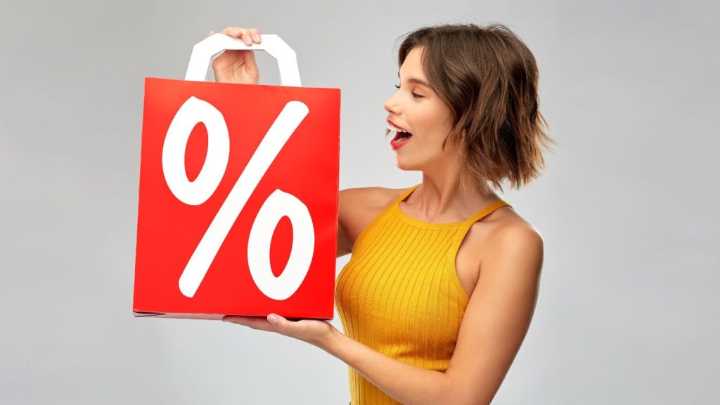 割引された商品を持った女性