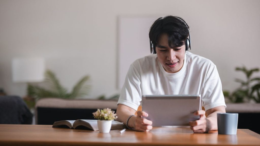 オンライン英会話を受ける男性
