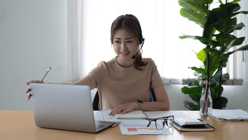 オンラインで英語コーチングを受ける女性