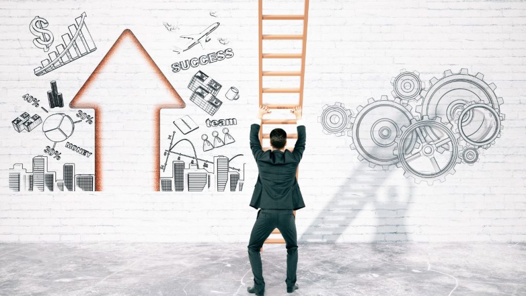 登る難易度の高い梯子に登ろうとする男性