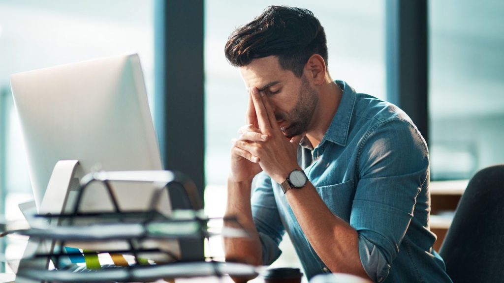 後悔をしている男性