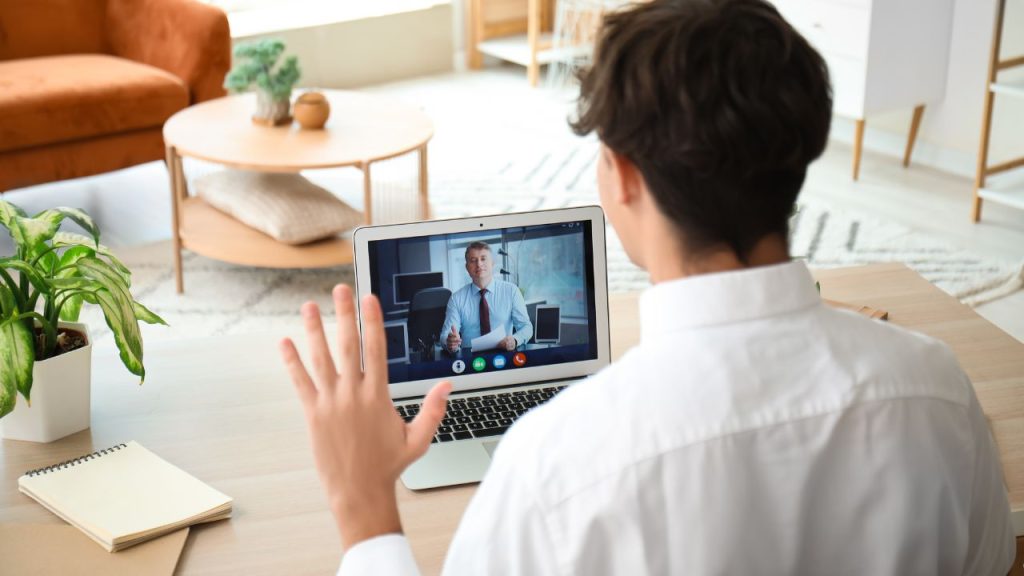 オンラインで面談をしている人