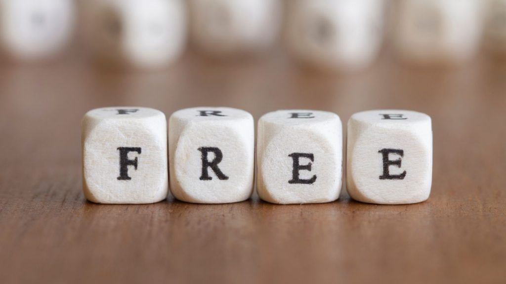 無料と書かれたサイコロのブロック