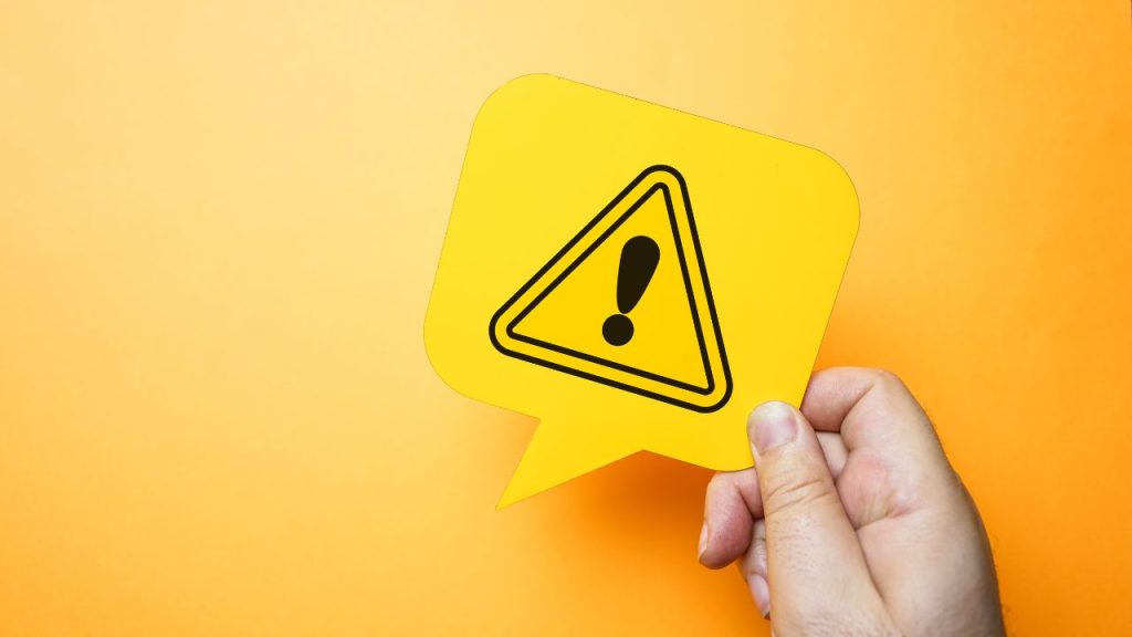 注意マークが書かれた黄色いステッカー