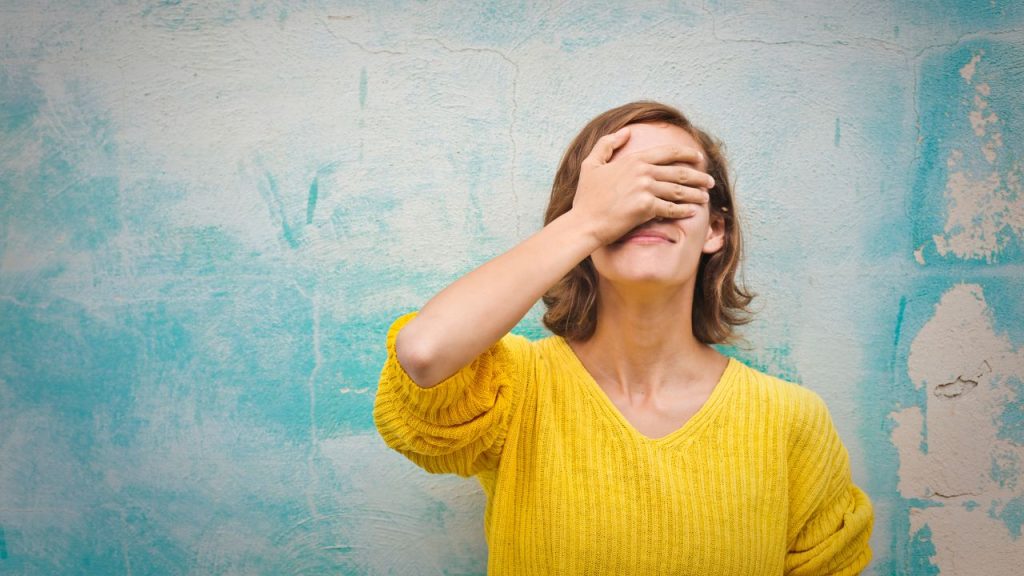 後悔して天を仰いでいる女性