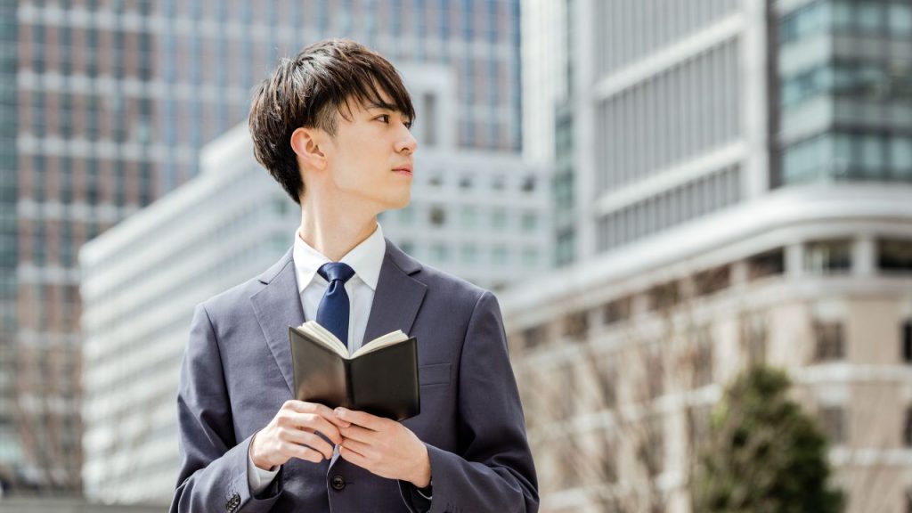 オフィス街にいる20代