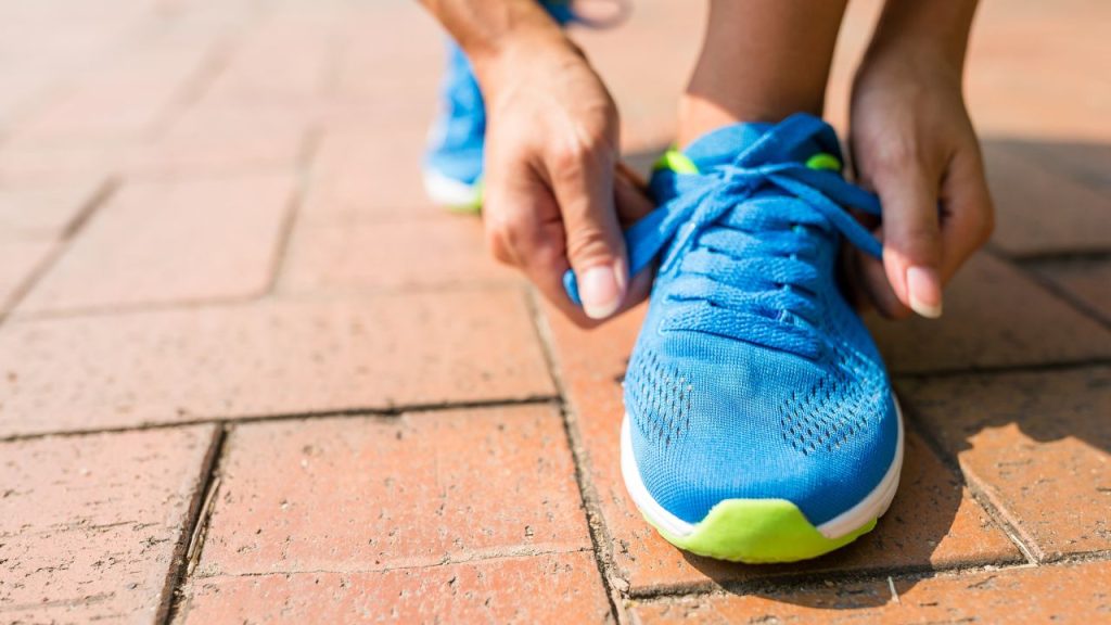 新しいシューズを試している人