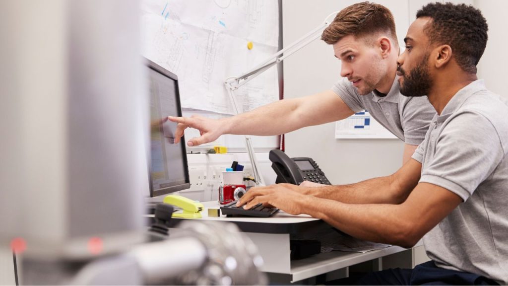 仕事をしているエンジニア