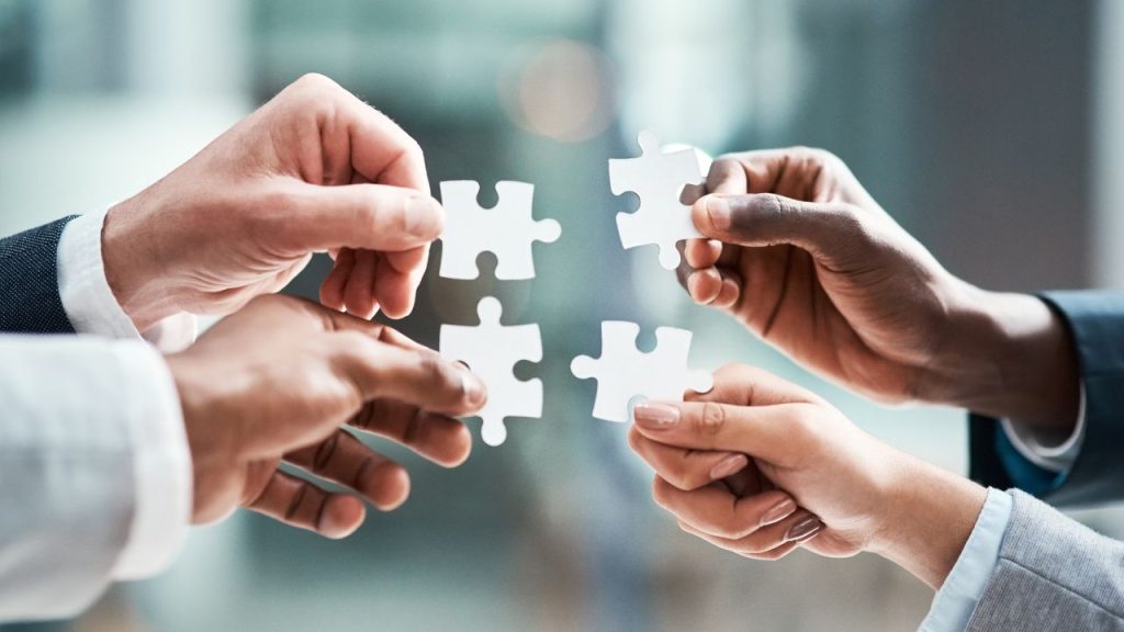 一人一人がパズルのピースを持った画像