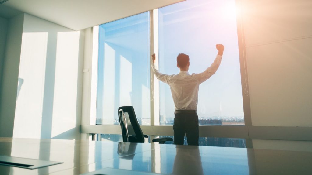 成功して喜ぶ男性