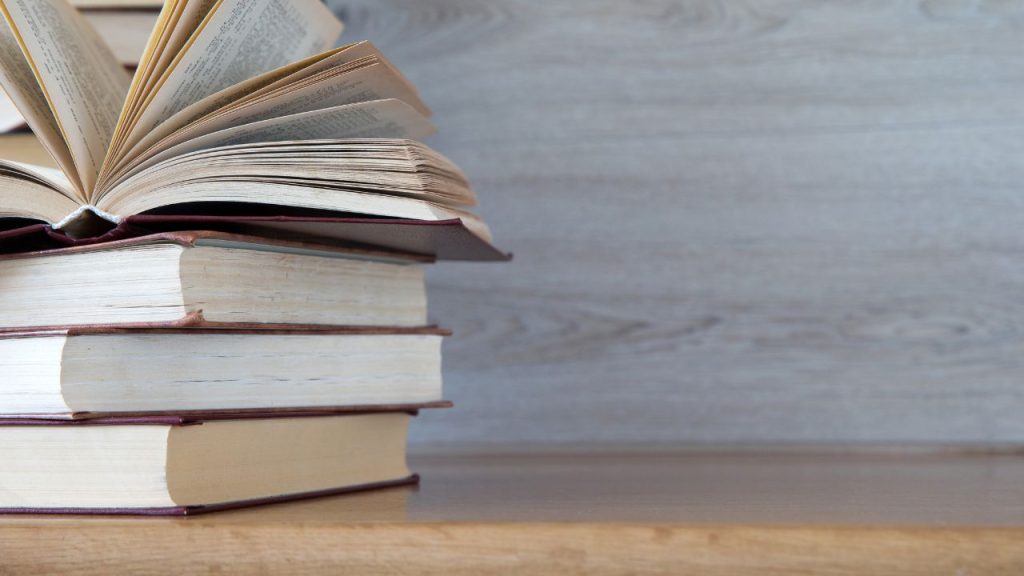 机の上に積み重なっている本