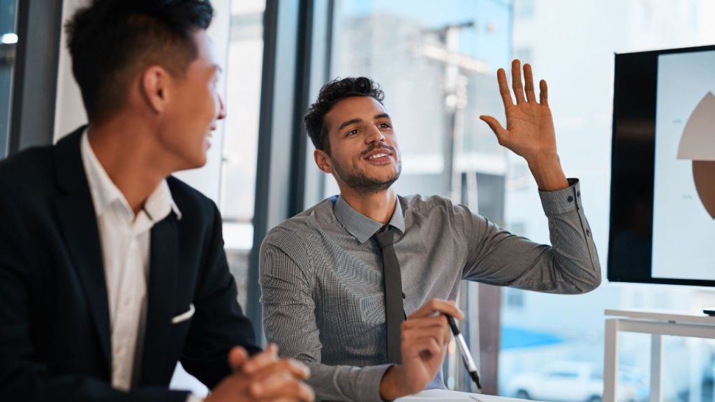 会社で提案をしている男性