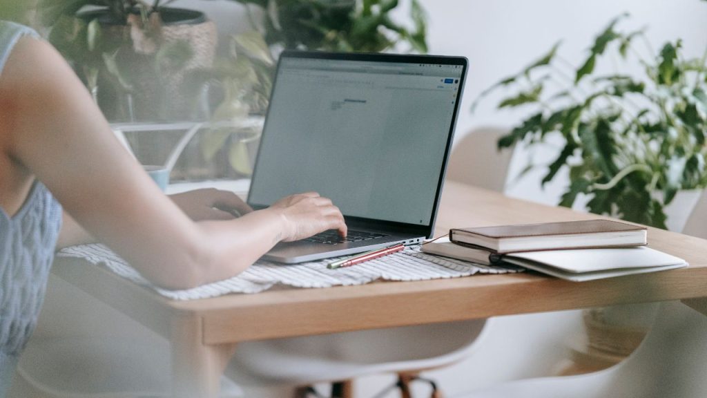 オンラインで英語コーチングを受講する女性