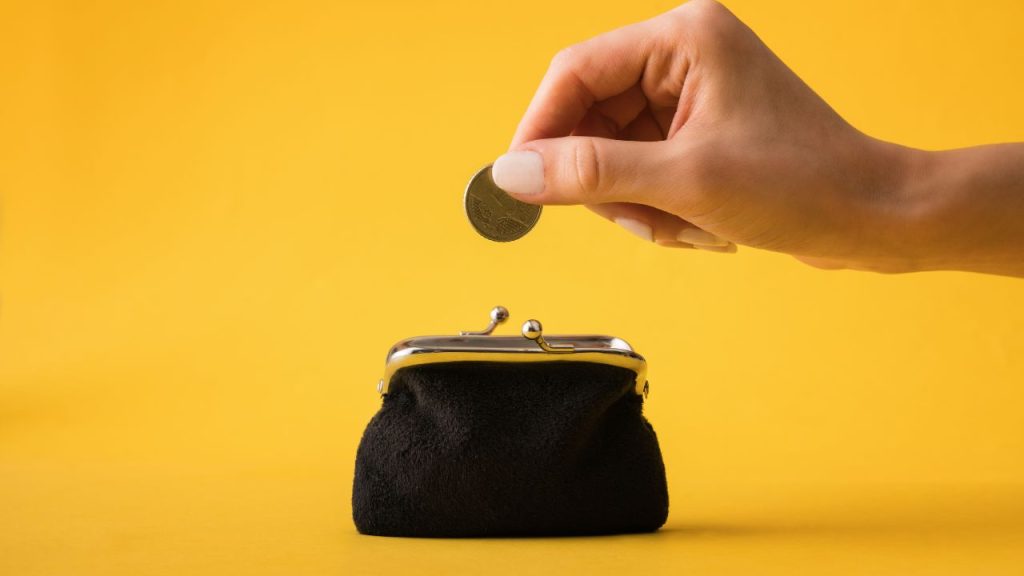 財布にお金を入れて貯金している人