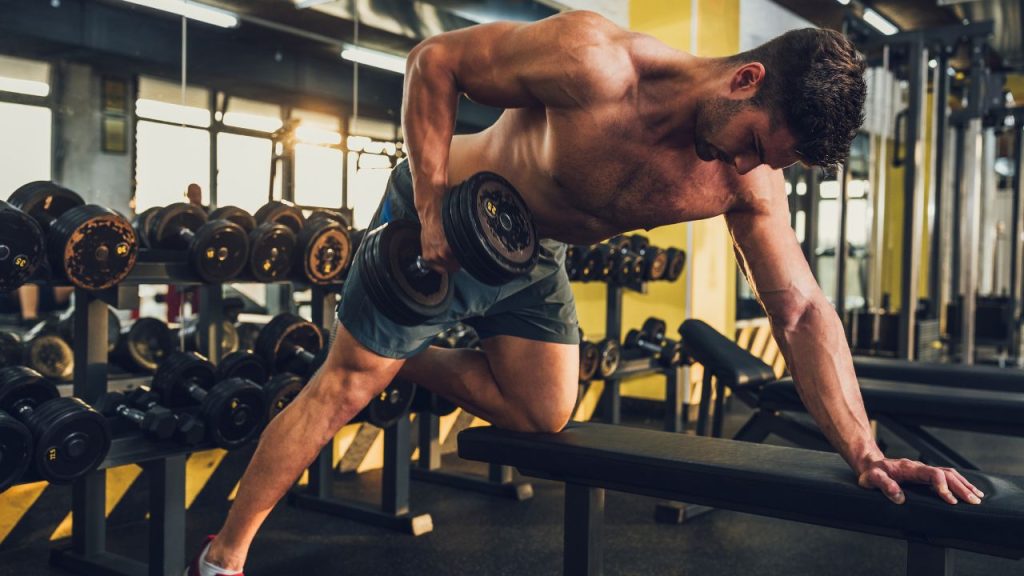 ジムできついトレーニングをする男性