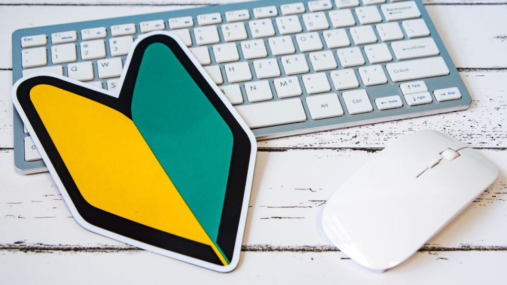 初心者マークが机に置かれている画像