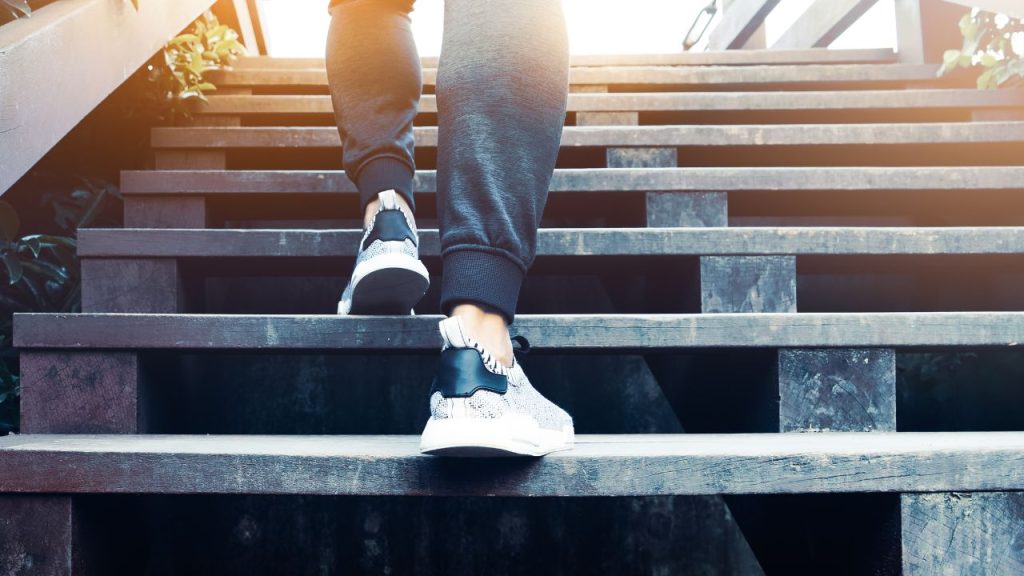 階段を上がってステップアップしている人の画像