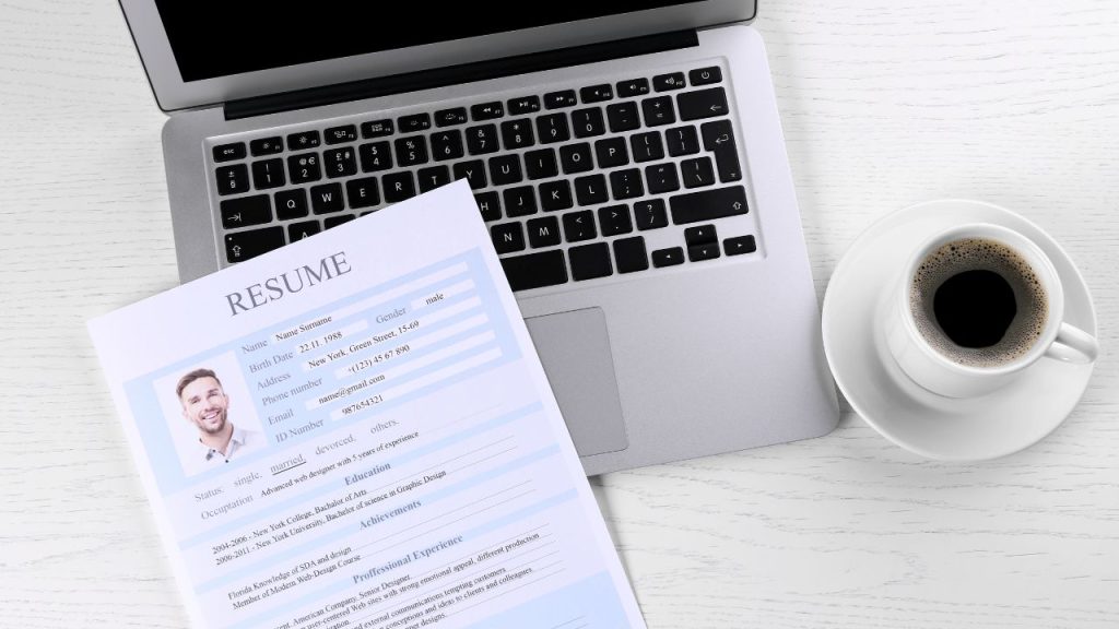 机に置かれた履歴書