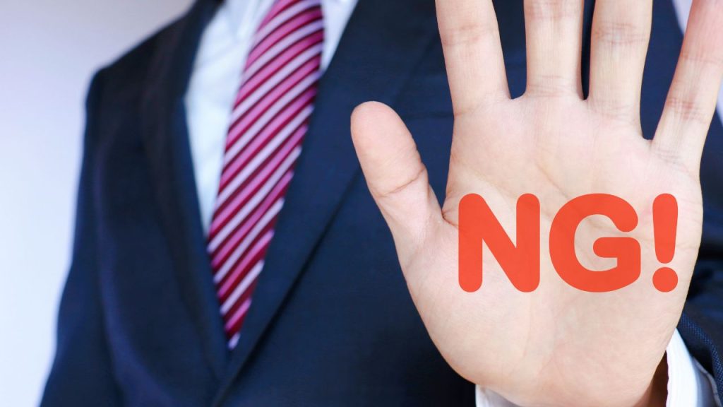 NGを提示している男性