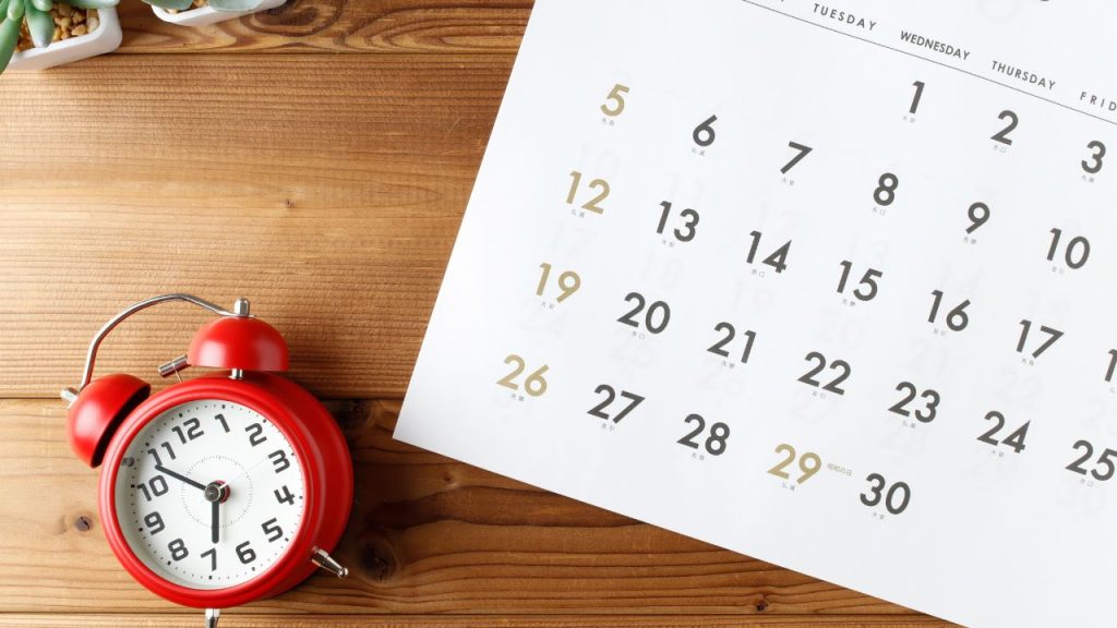 机に置かれたカレンダーと時計