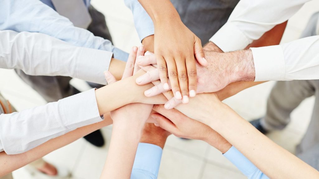 みんなで手を取り合っている画像